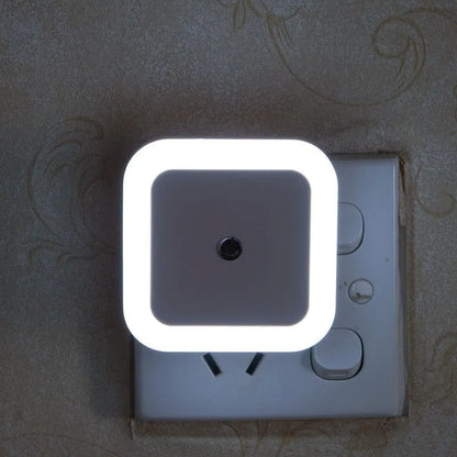 Luz Noturna LED com Sensor de Luminosidade – Mini Plug EU/US para Quartos e Corredores ✨🌙